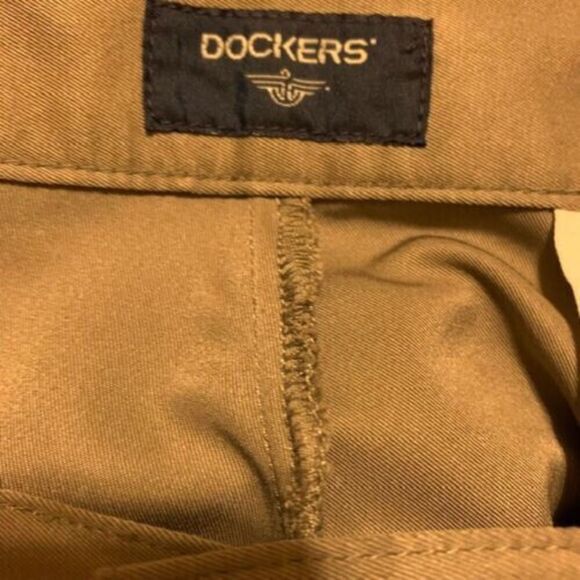 DOCKERS SIZE 34 DARK BEIGE PLEATED SHORTS - Picture 3 of 5